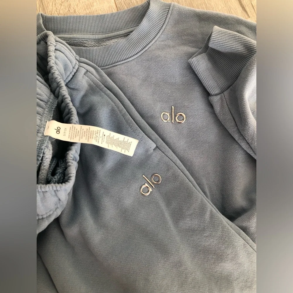 ALO Yoga Celestial Blue Accolade High-Waist Joggers and Crop Sweatshirt Set - Picture 3 of 4